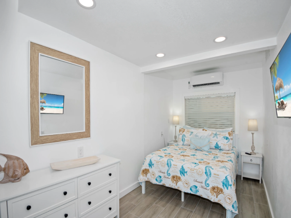 Fort Myers Beach Vacation Rental - Spacious 6 Bedroom Coastal Retreat Near Beach